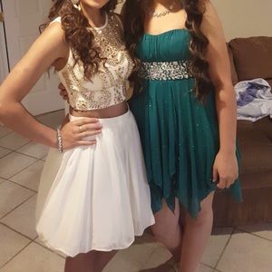White/gold homecoming/prom can fit a size 2
